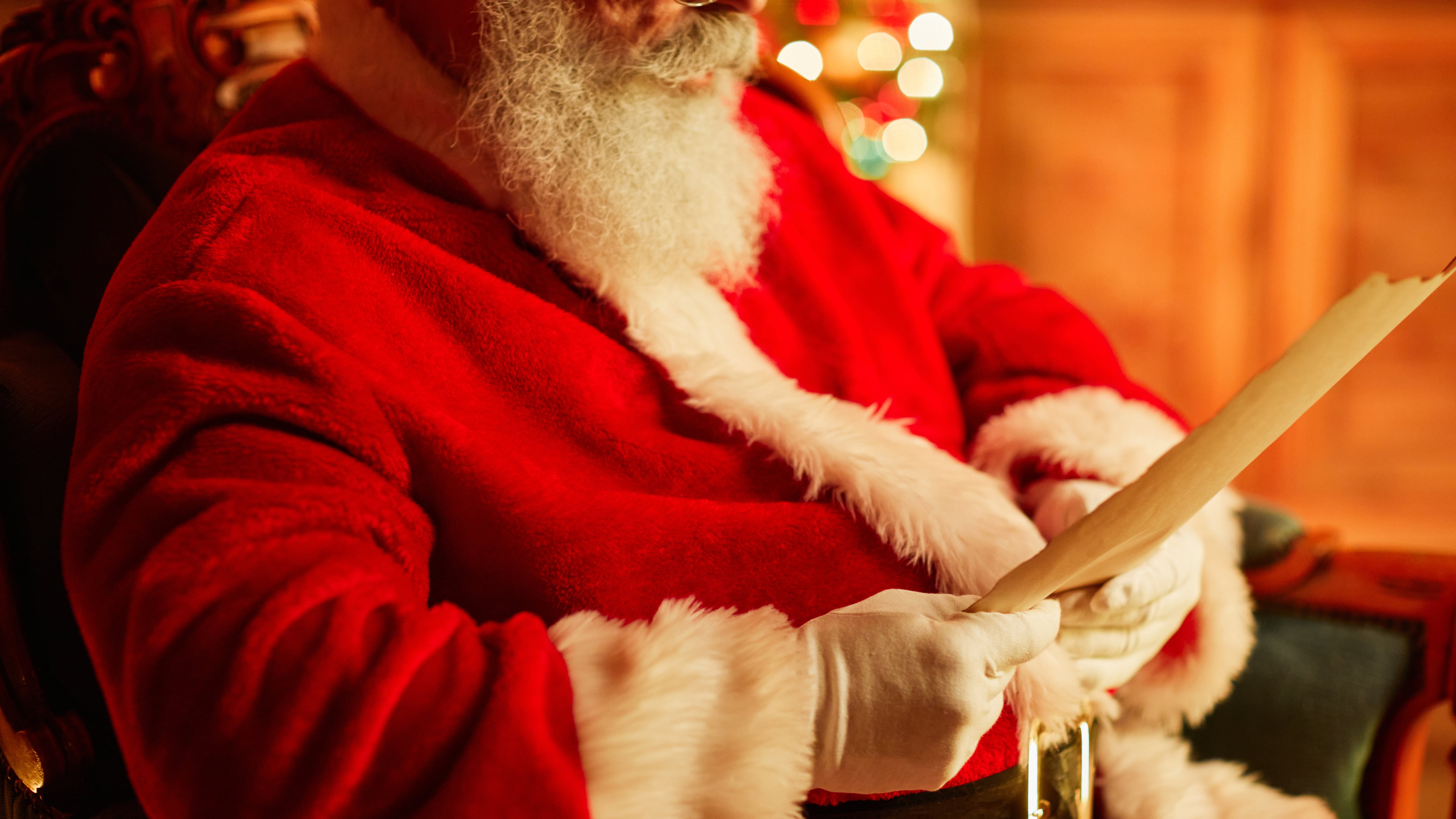 Vista lateral de la tradicional carta de lectura de Papá Noel junto a la chimenea en Nochebuena