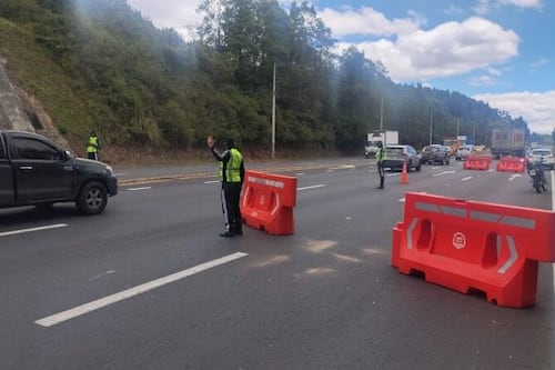 Choque en la avenida Simón Bolívar causa caída de poste y cierre parcial de la vía en Quito