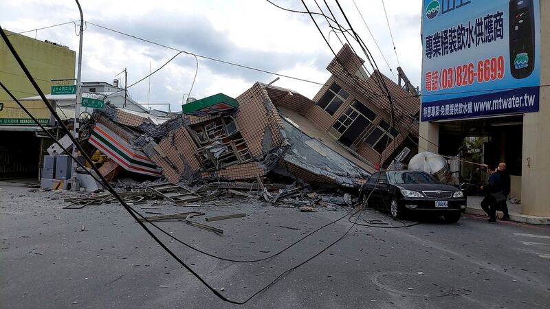 Un edificio derrumbado durante una operación de rescate luego de un terremoto en el municipio de Yuli,