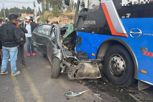 Tráfico accidente entre auto y un bus deja dos niños y un adulto mayor fallecidos en la vía Ambato- Guaranda