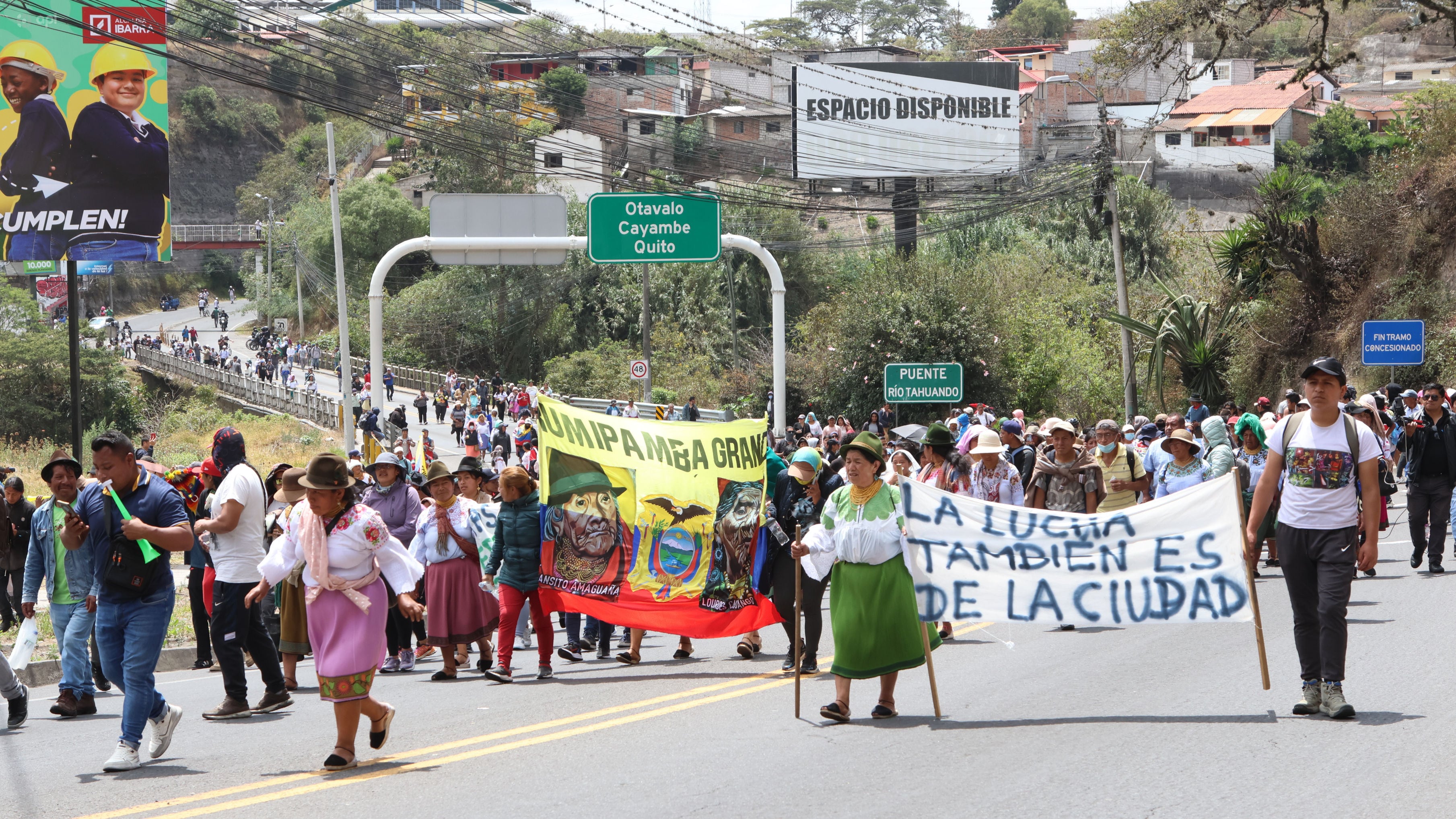 Ibarra, jueves 25 de septiembre de 2025 los campesinos de las comunidades del pueblo Kichwa Karanki se movilizaron hacia el centro de la ciudad, para expresar su rechazo al decreto ejecutivo 126. Con consignas en contra del gobierno se desplazaron por las principales calles de la urbe. FOTOS: Juan Carlos Cevallos/API