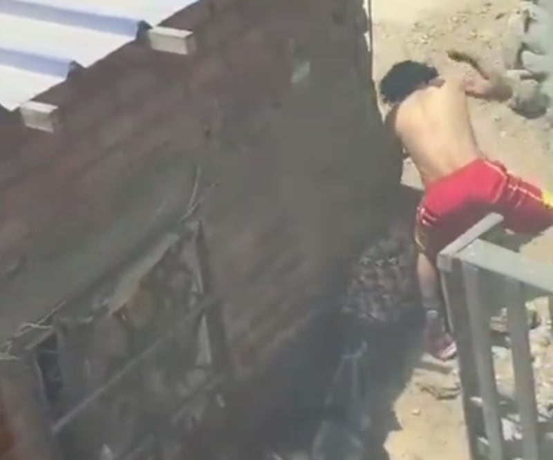 Hombre agrede brutalmente a su propia madre