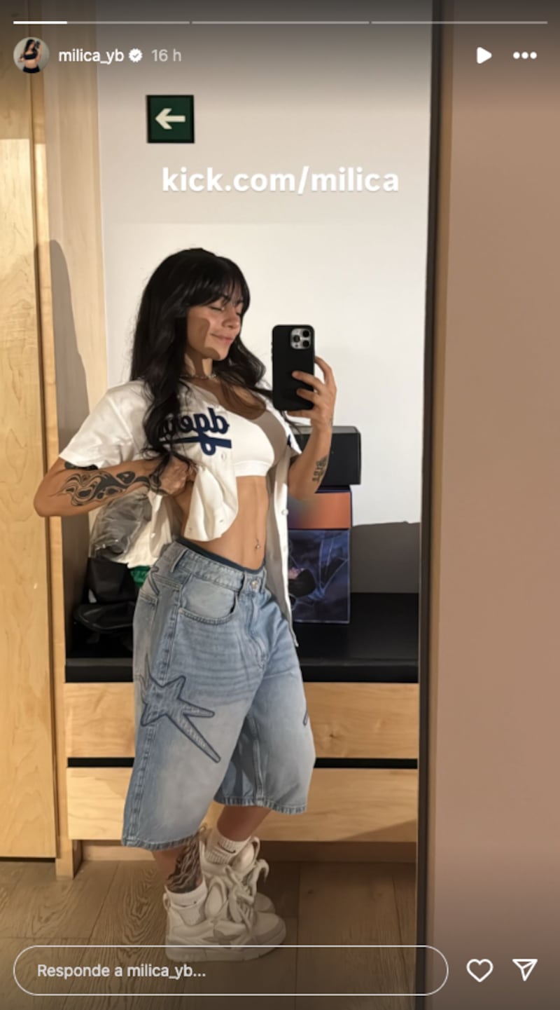 Milica cautiva con su outfit en Twitch.