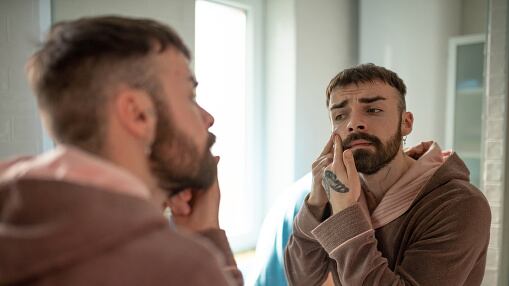 Un hombre contó su historia con una espinilla