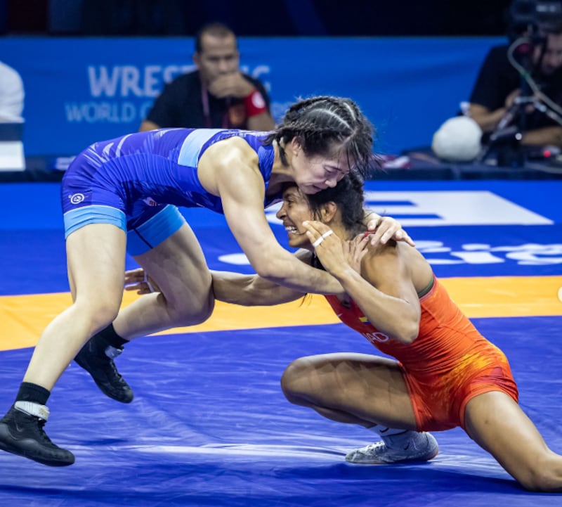 Lucía Yépez celebra su medalla de plata en el Mundial de Lucha tras perder la final ante Haruna Murayama.