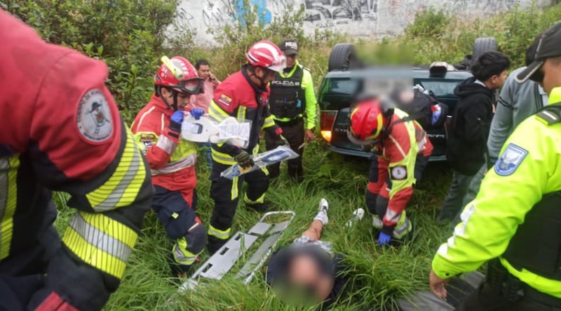 Accidentes de tránsito, calle cerrada y tráfico vehicular por la lluvia en Quito