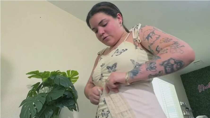 Una mujer fue apuñalada pero su faja moldeadora le salvó la vida