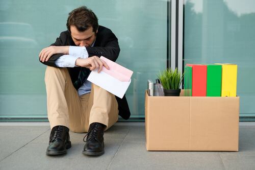 Mujer faltó a su trabajo por 7 meses porque estaba incapacitada, pero la encontraron bebiendo cerveza