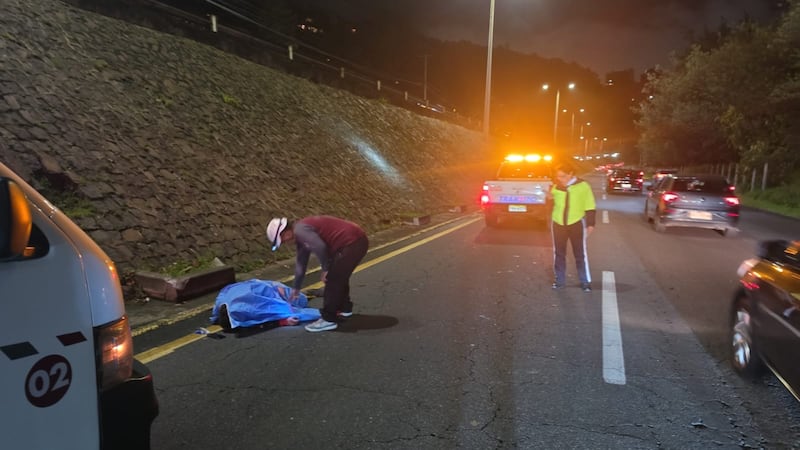 Motociclista cae desde paso elevado en la Av. Mariscal Sucre y provoca cierre parcial de carriles - Fuente: ECU 911