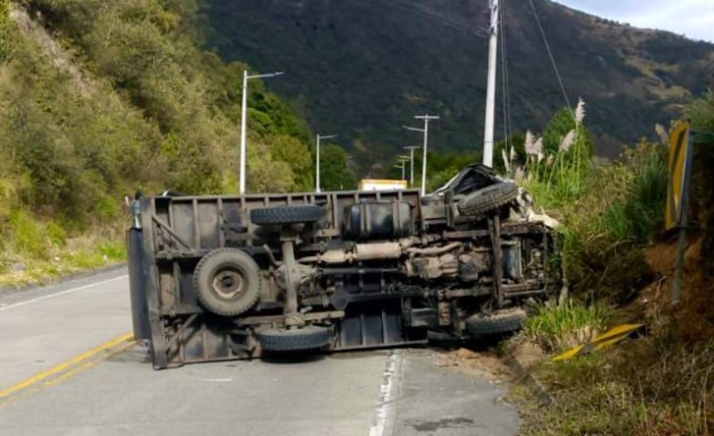 Volcamiento de camión en Molleturo deja tres personas afectadas