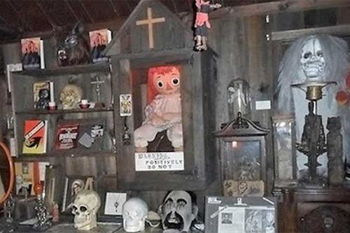La reacción del sacerdote cuando sacaron a la muñeca diabólica Annabelle del museo de Los Warren