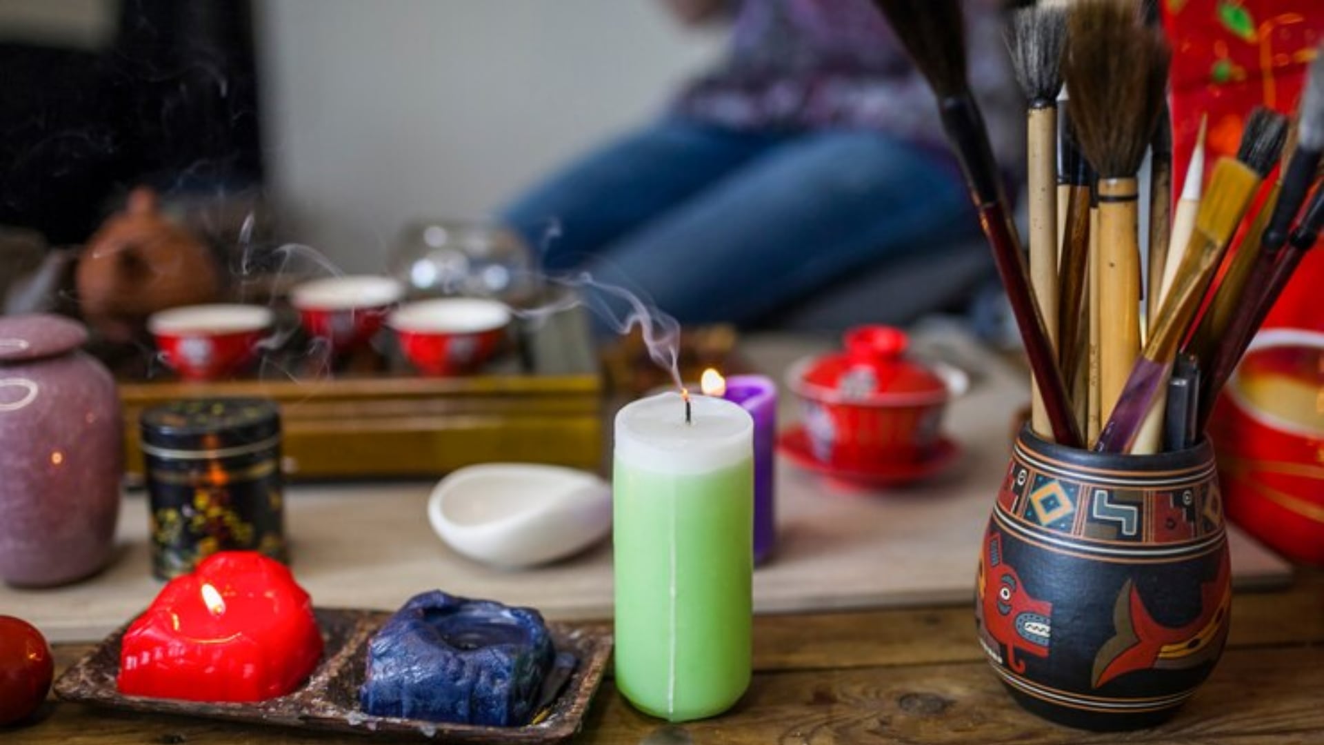 ¡Cumple tus sueños este 2025 con velas de colores! ¿Qué significa cada color y cuál debes encender según lo que deseas.