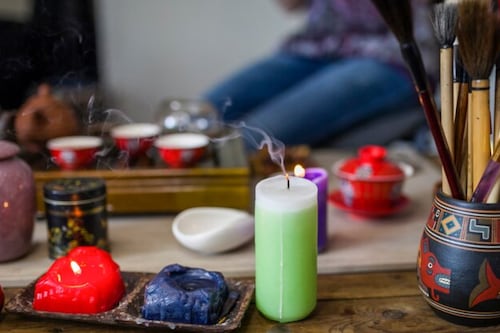 ¡Cumple tus sueños este 2026 con velas de colores! ¿Qué significa cada color y cuál debes encender según lo que deseas