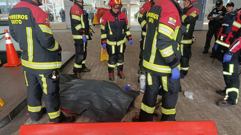 Adulto mayor falleció en los exteriores de estación del Metro, en Quito