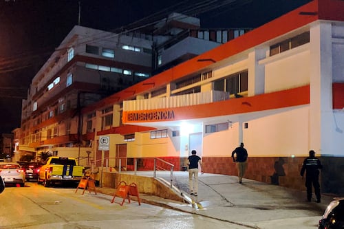 Álvaro Noboa se encuentra hospitalizado en la Clínica Kennedy de Guayaquil
