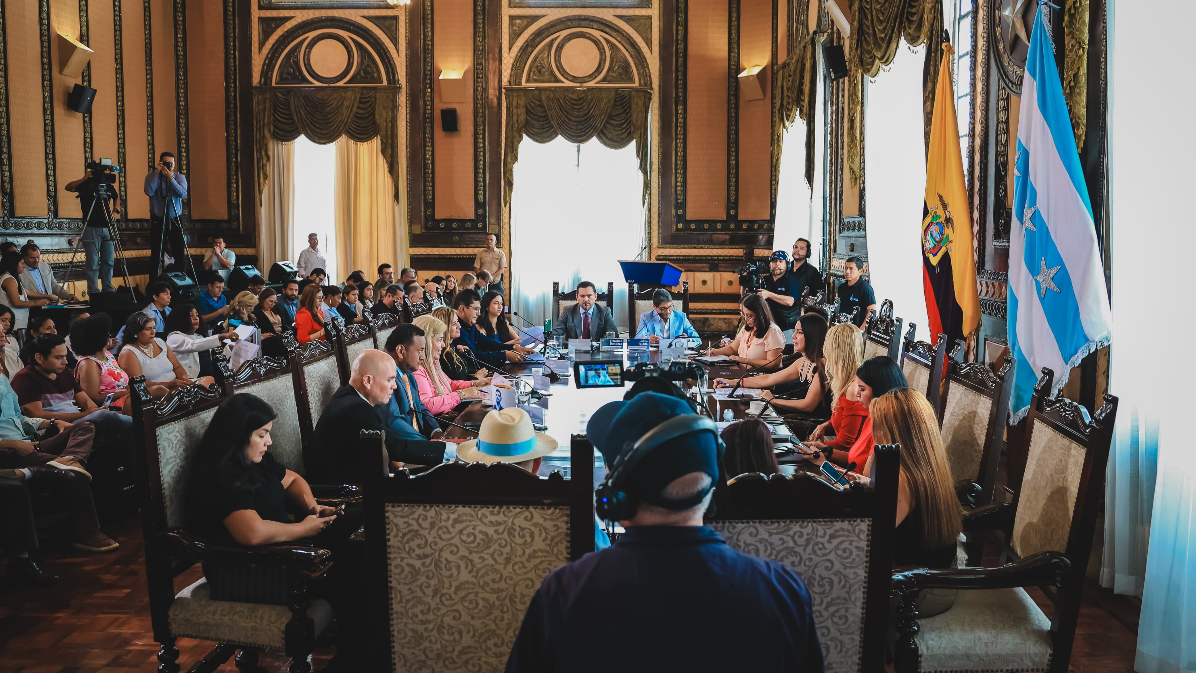 Las nuevas medidas adoptadas por el Municipio garantizan que no habrá incrementos en la tasa de aseo por 12 meses y que los ingresos por parqueaderos en Samanes se reinvertirán directamente en el mantenimiento de este pulmón de la ciudad.