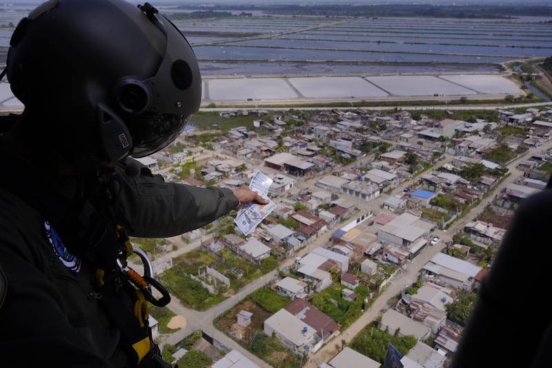 Desde un helicóptero militar se lanzaron papeles en forma de billetes con información del plan de recompensa para capturar delincuentes.
