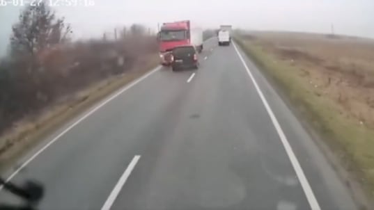 capta el fatal accidente en el que murieron siete hinchas del PAOK Salónica - Fuente: Video de X