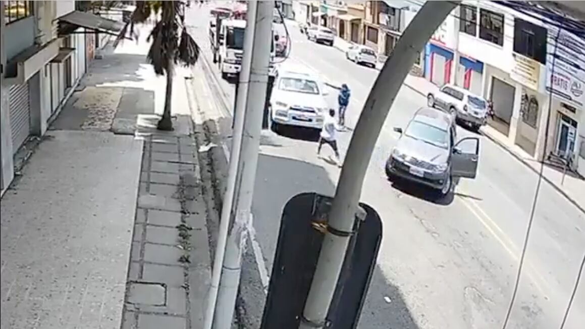 Hombre que iba en carro blindado fue atacado a tiros en Machala