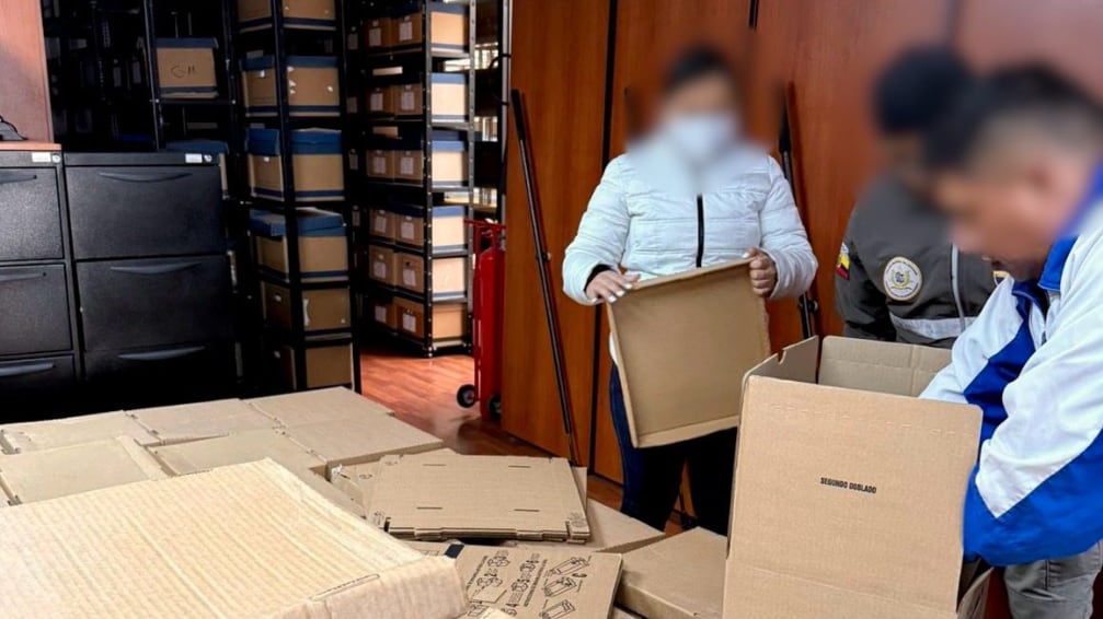 Fiscalía allana Dirección de Educación de la Policía por presuntas irregularidades en la adquisición de uniformes de cadetes en Quito