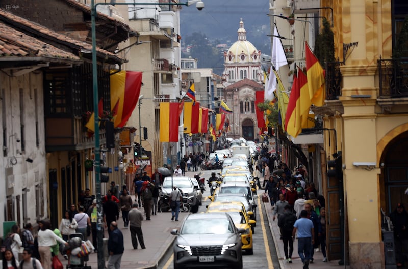 Cierre vial por desfile estudiantil en Cuenca
