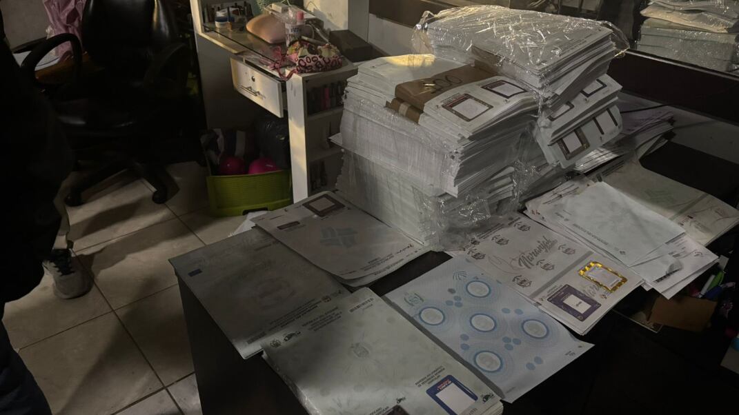 Allanamiento en Guayaquil revela red de trámites vehiculares falsos ligados a 23 municipios del Ecuador