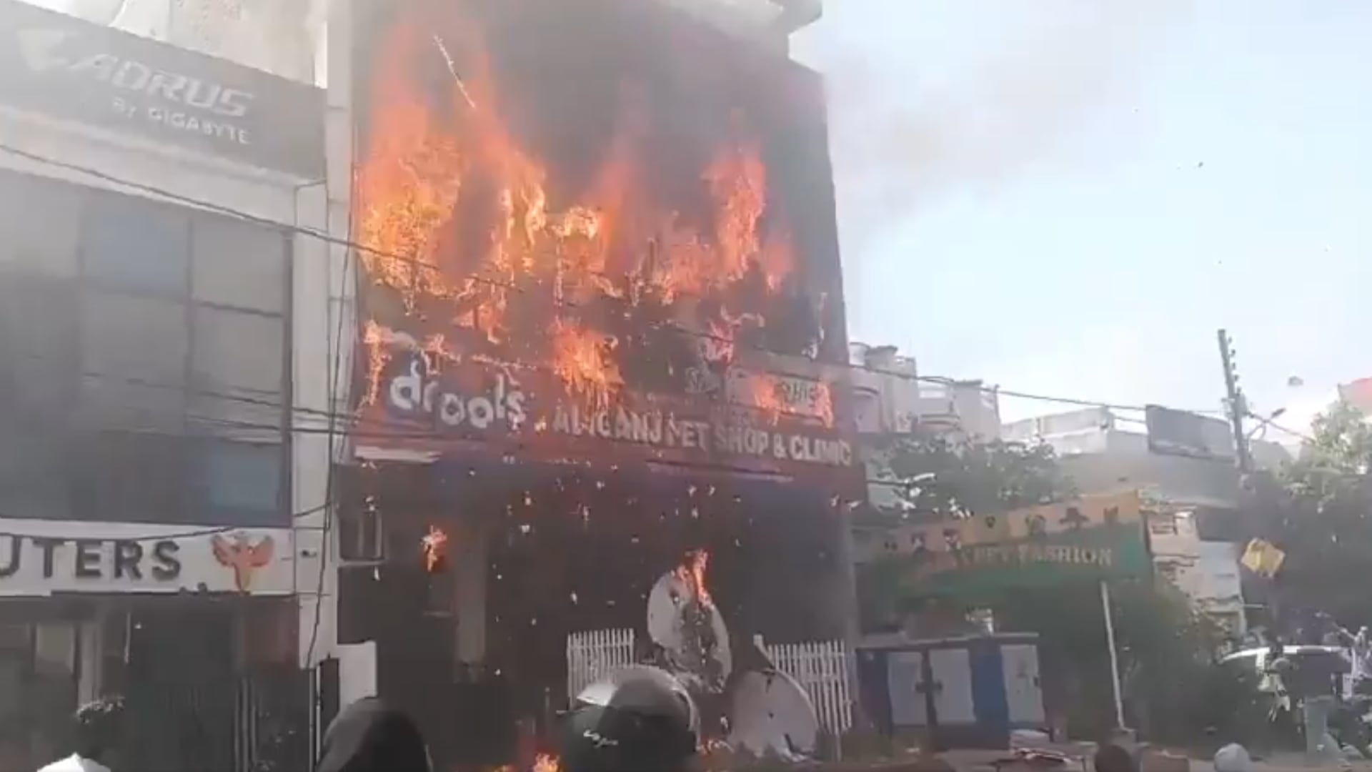 Escuela se incendió y estudiantes saltaron por ventanas para escapar; hay 14 muertos