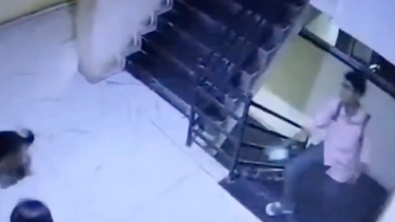 ¡Indignante! Mujer es agredida tras reclamar al dueño del perro que la mordió - Fuente: Video de X