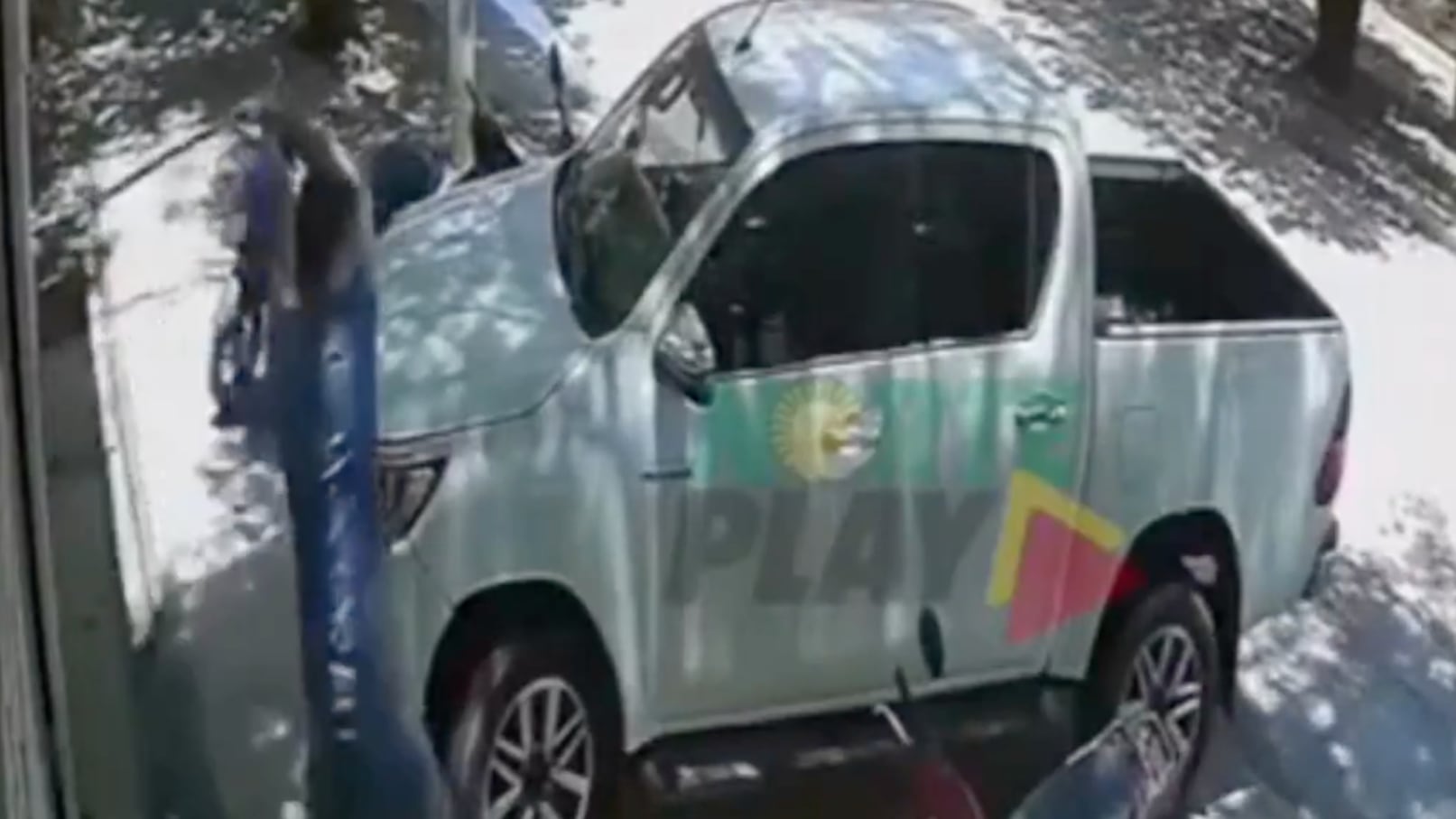 VIDEO: Se negó a bajar la música y su vecino le destrozó el parabrisas a su auto - Fuente: Video de X