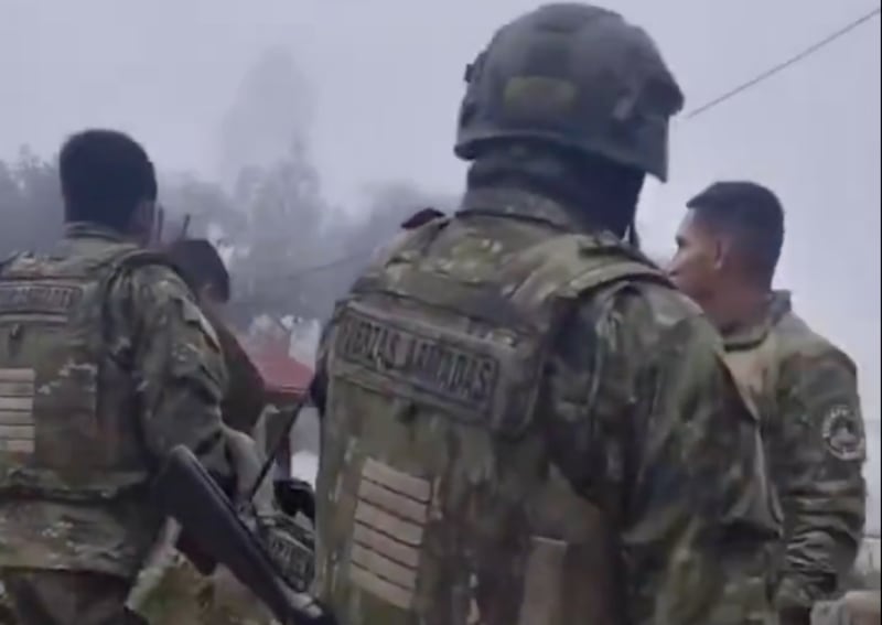 Un militar falleció y ocho resultaron heridos tras accidente de vehículo táctico en Molleturo