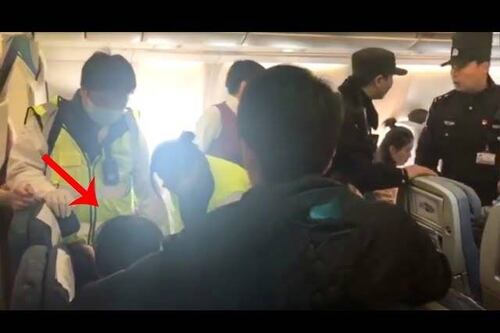 Video: Mujer supuestamente poseída genera una emergencia en vuelo comercial