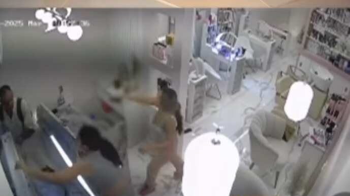 Mujer cuenta cómo desarmó a delincuente a mordiscos en un salón de belleza en Guayaquil