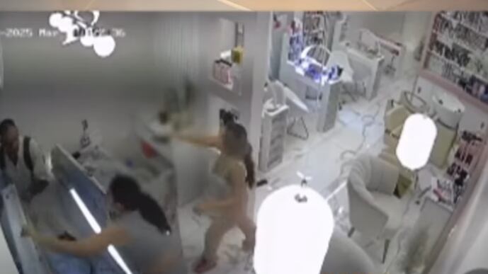 Mujer cuenta cómo desarmó a delincuente a mordiscos en un salón de belleza en Guayaquil