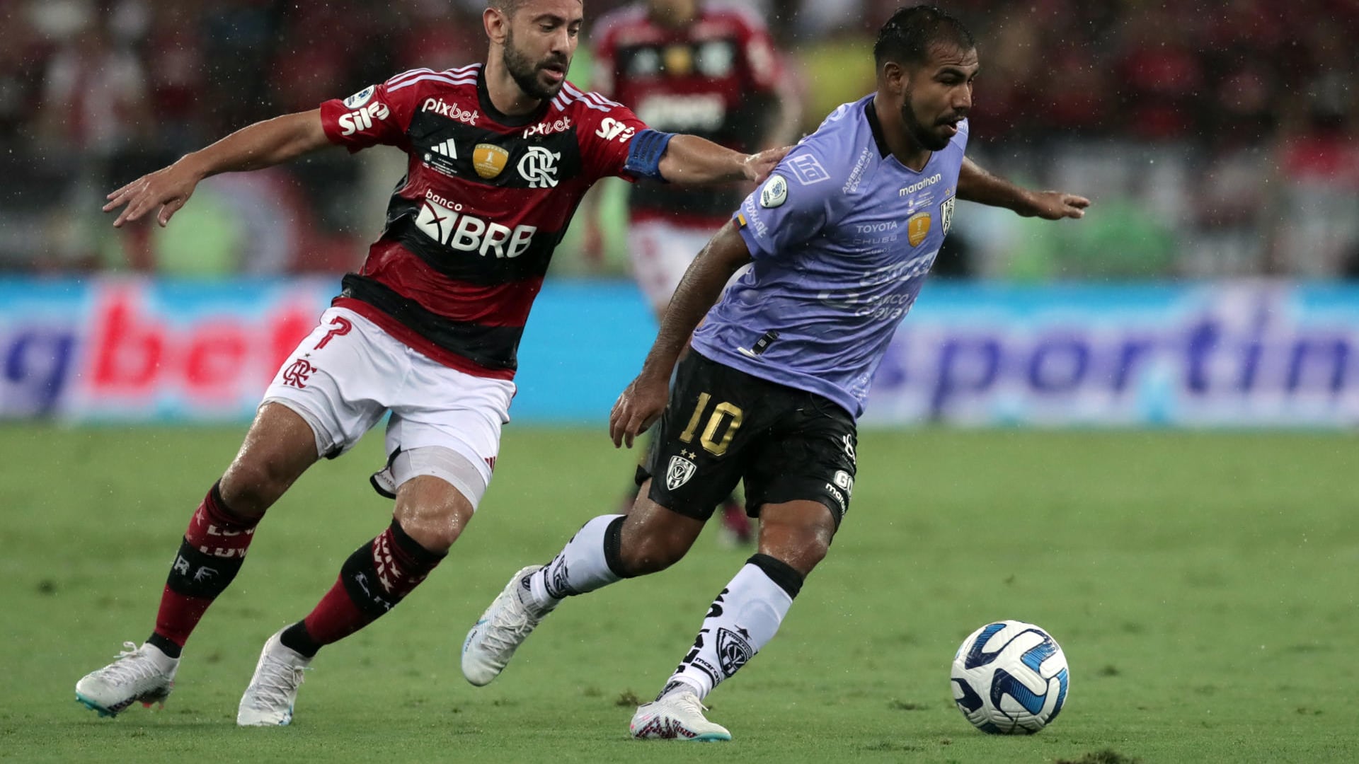 Junior Sornoza eludiendo la marca de Flamengo con Independiente del Valle