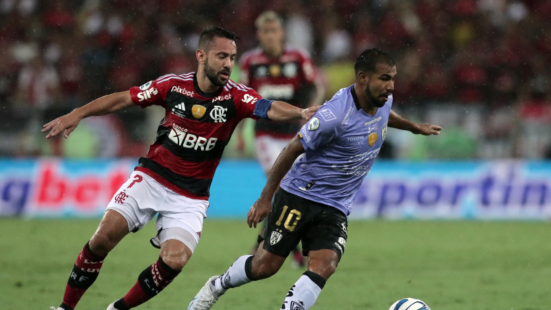 Junior Sornoza eludiendo la marca de Flamengo con Independiente del Valle