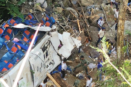 Tragedia tras paseo de fin de curso: bus escolar cae a abismo