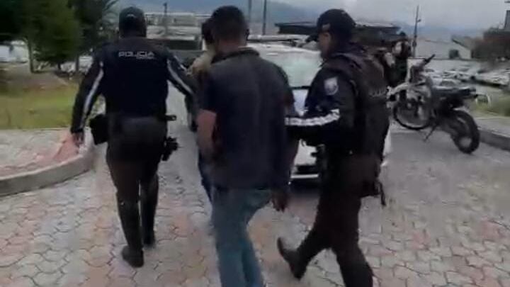 A delincuentes ‘se les durmió el diablo’ luego de que la Policía los atrapó a bordo de una motocicleta que se robaron en el norte de Quito.
