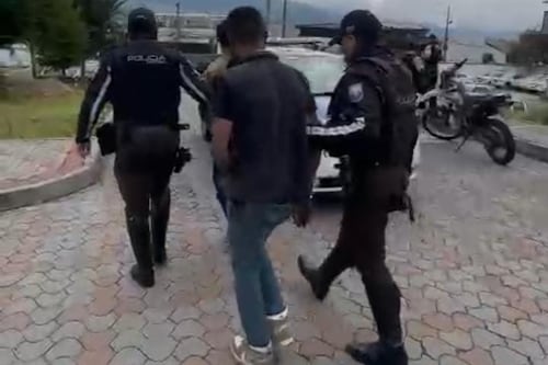 A delincuentes ‘se les durmió el diablo’ luego de que la Policía los atrapó a bordo de una motocicleta que se robaron en el norte de Quito