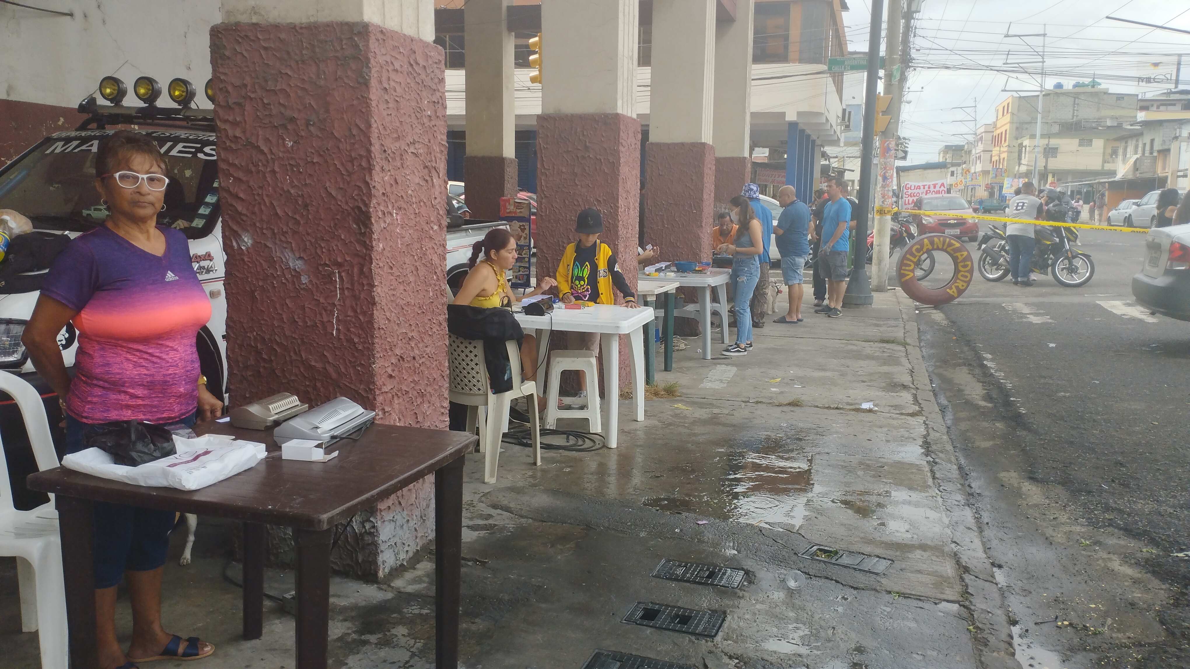 A las 10:00, en la parroquia García Moreno, los emplasticadores esperaban que aumentara el número de votantes.