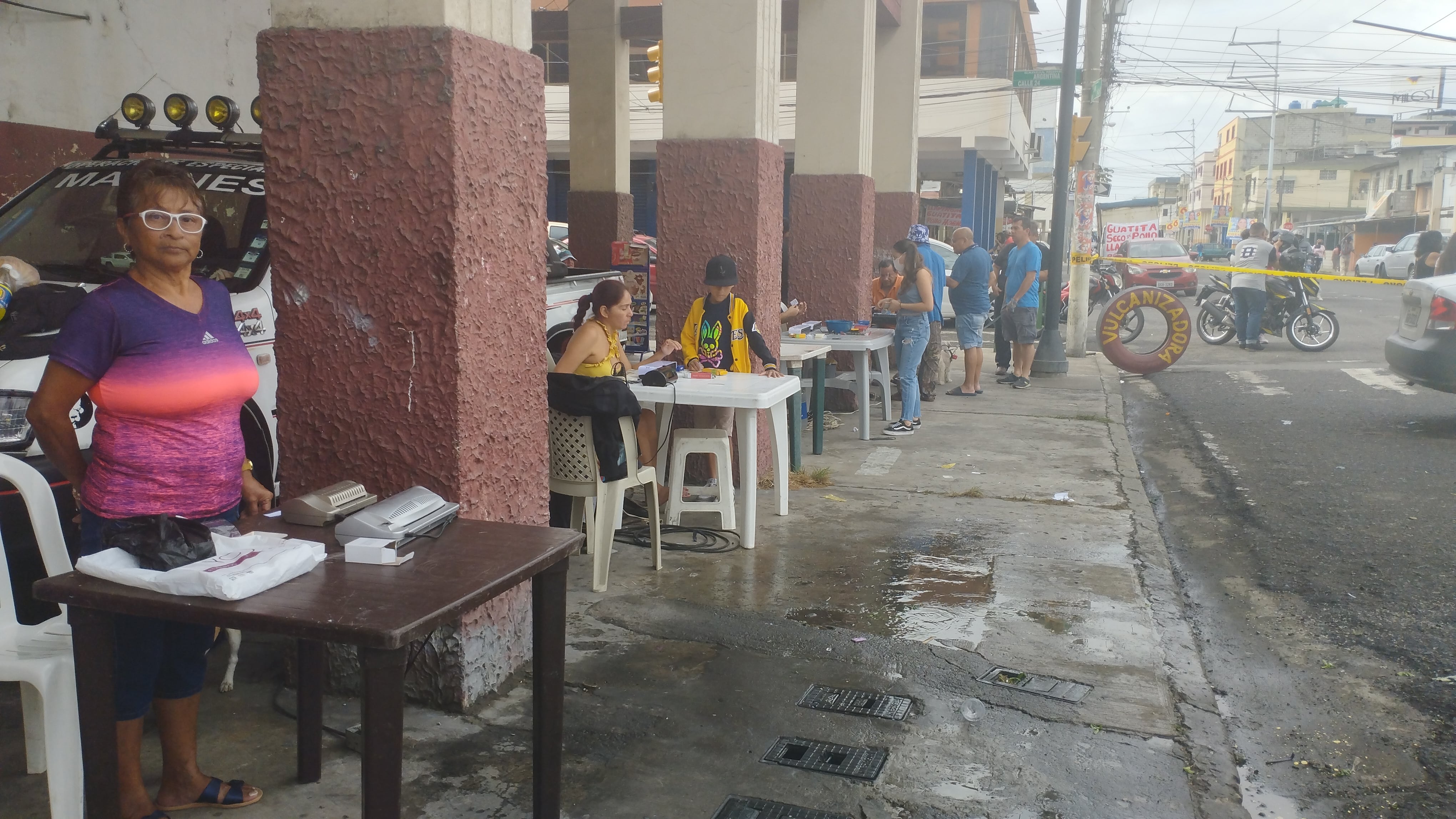 A las 10:00, en la parroquia García Moreno, los emplasticadores esperaban que aumentara el número de votantes.