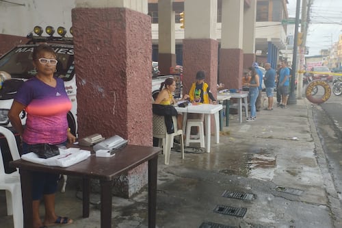 Más emplasticadores que votantes durante jornada electoral matutina