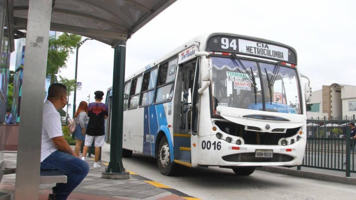 Pasaje de buses urbanos en Guayaquil
