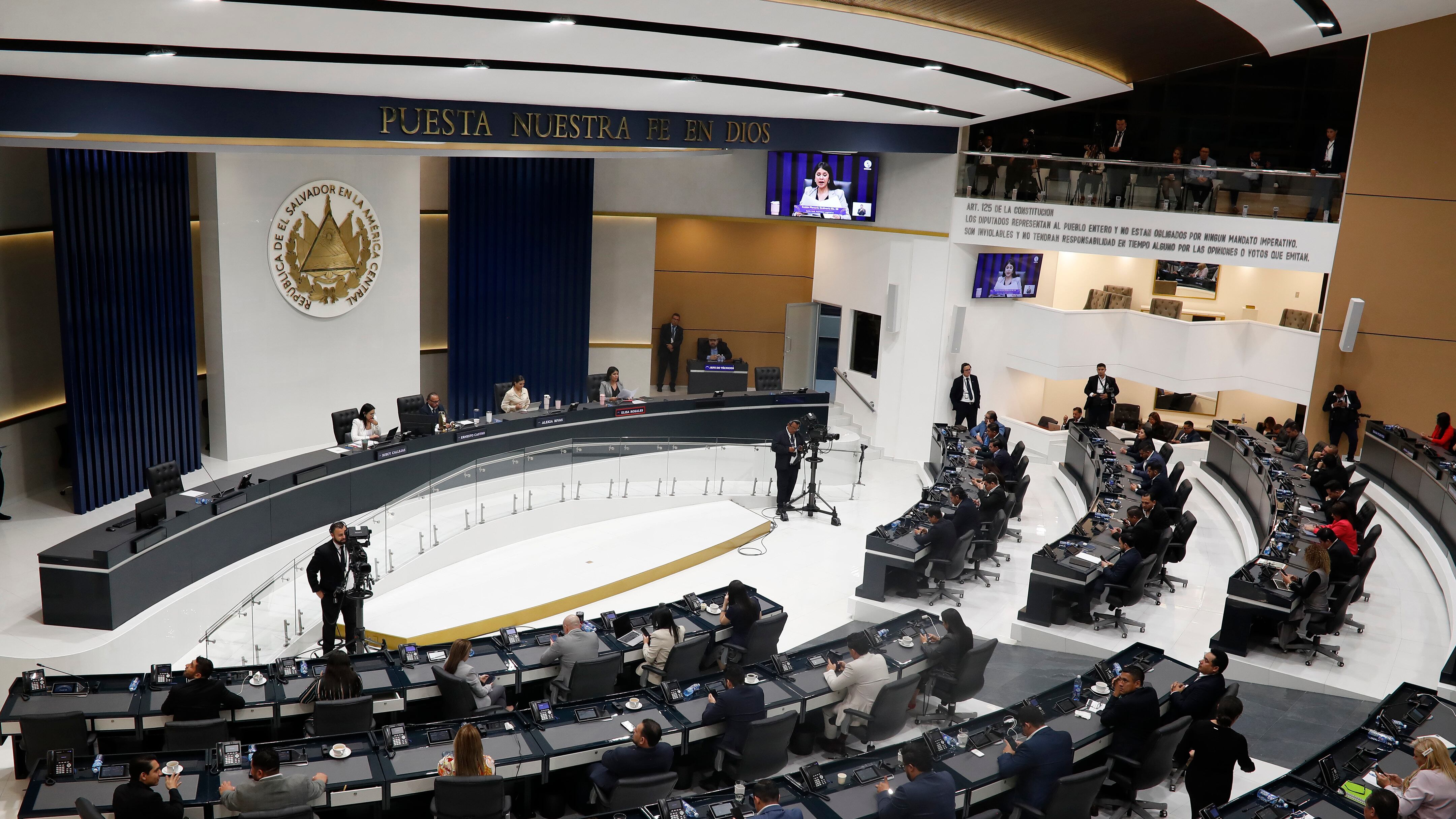AME6822. SAN SALVADOR (EL SALVADOR), 31/07/2025.- Diputados asisten a una plenaria en el salón azul de la Asamblea Legislativa este jueves, en San Salvador (El Salvador). Diputados del partido oficialista Nuevas Ideas (NI), formación del presidente Nayib Bukele y mayoritaria en la Asamblea Legislativa, propusieron una reforma constitucional para habilitar la reelección presidencial indefinida en El Salvador. EFE/ Rodrigo Sura