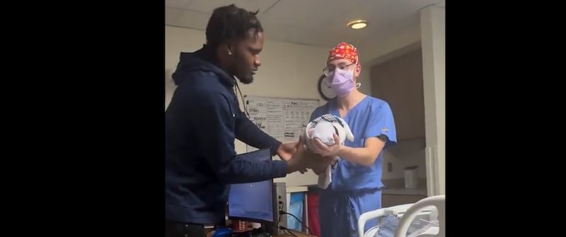 Captan a hombre jugando videojuegos en la sala de partos mientras su esposa daba a luz - Fuente: Video de X