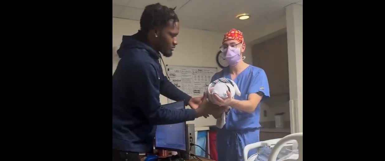 Padre juega videojuegos durante el parto de su esposa y desata polémica en redes