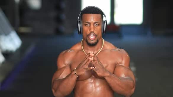 Ashton Hall su estado físico.