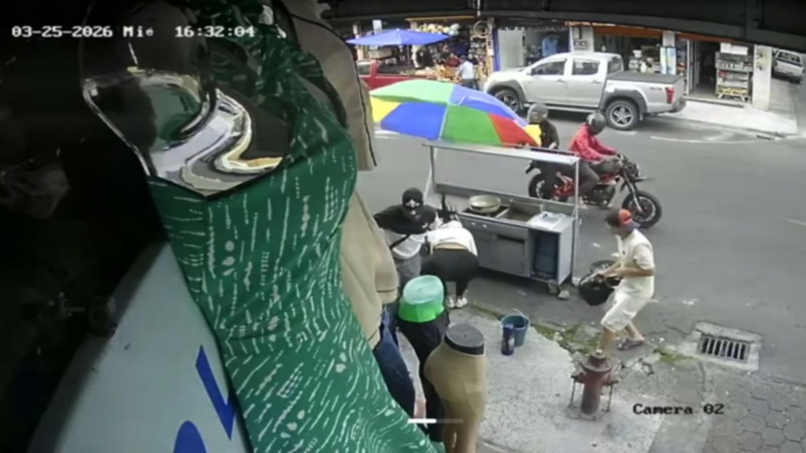 Cámaras captaron ataque armado donde dos personas resultaron heridas en Carapungo, norte de Quito