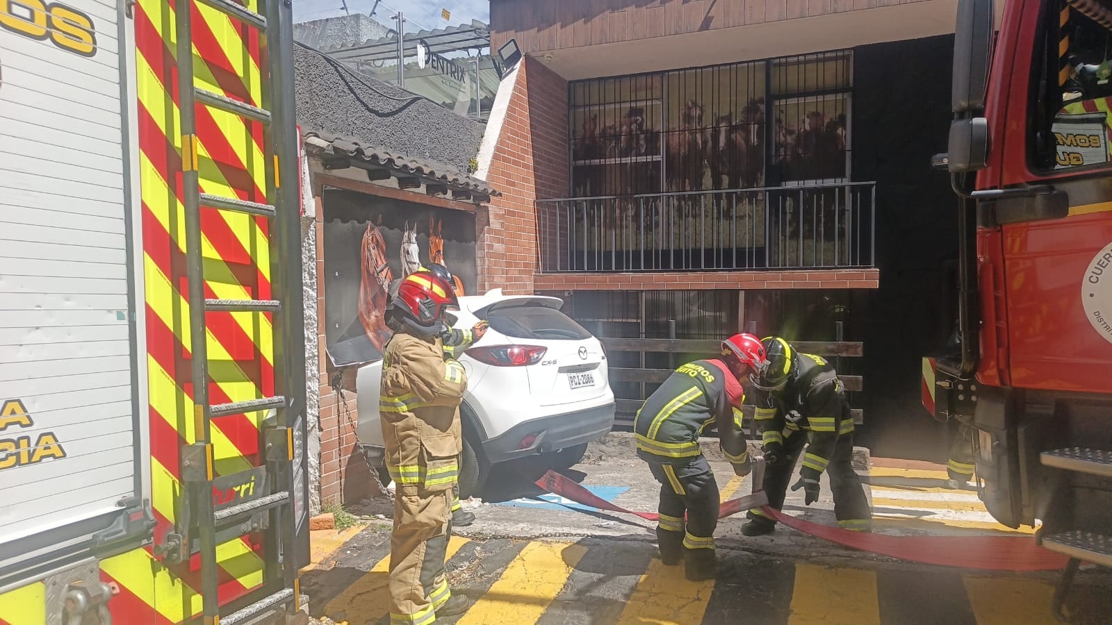 Quito: Auto se impacta contra un consultorio dental en la avenida Eloy Alfaro