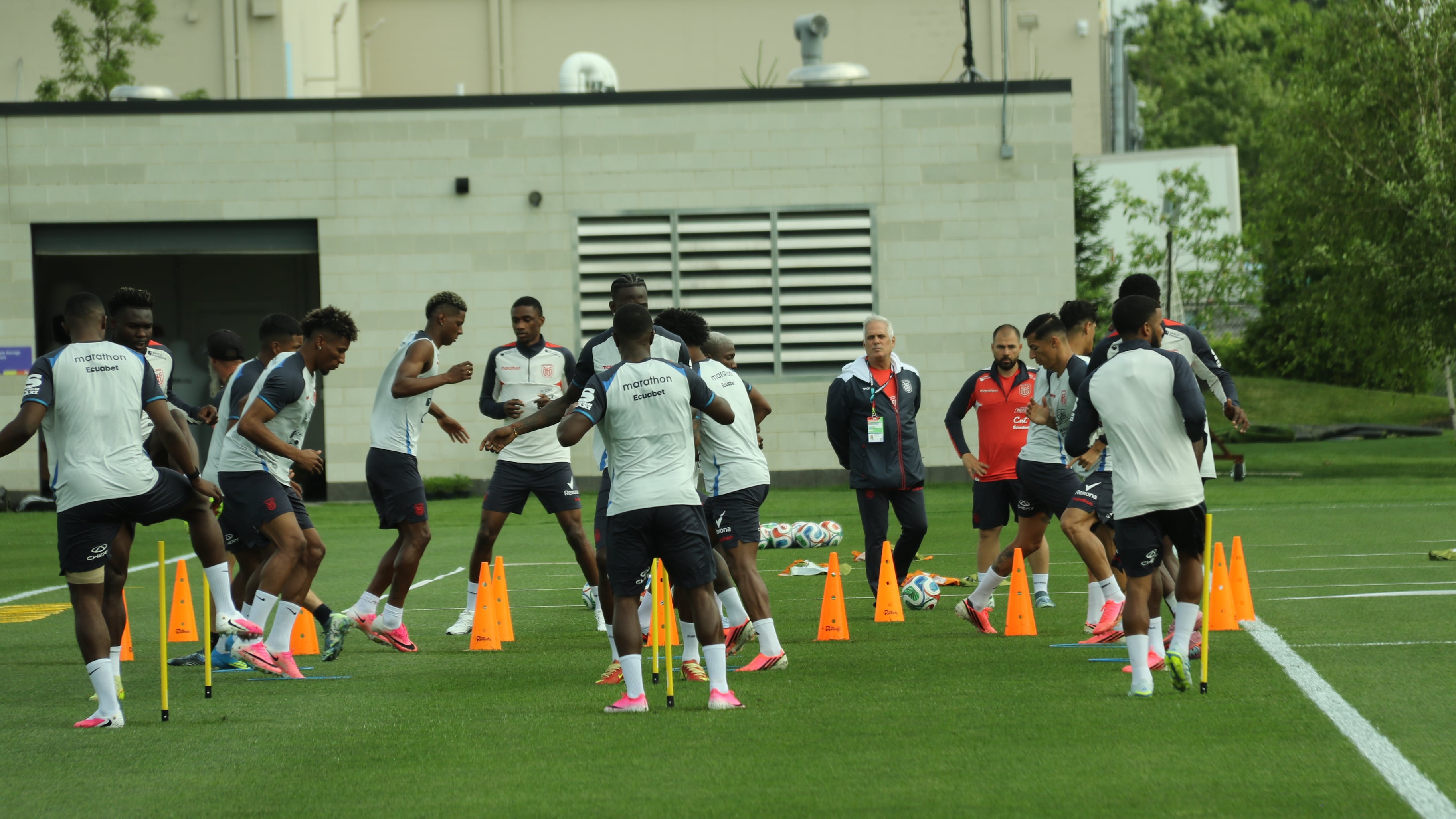 La Tricolor realiza una práctica en su hogar que es por ahora la ciudad de Columbus en Ohio, EE.UU. En las próximas horas ya se trasladan a Philadelphia para medirse con Costa de Marfil este 14 de junio en su debut mundialista.
