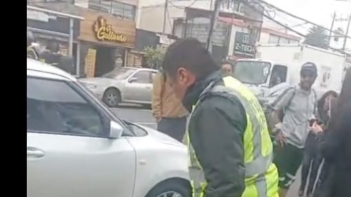 Video capta pelea entre agente de tránsito y guardia de seguridad en Quito